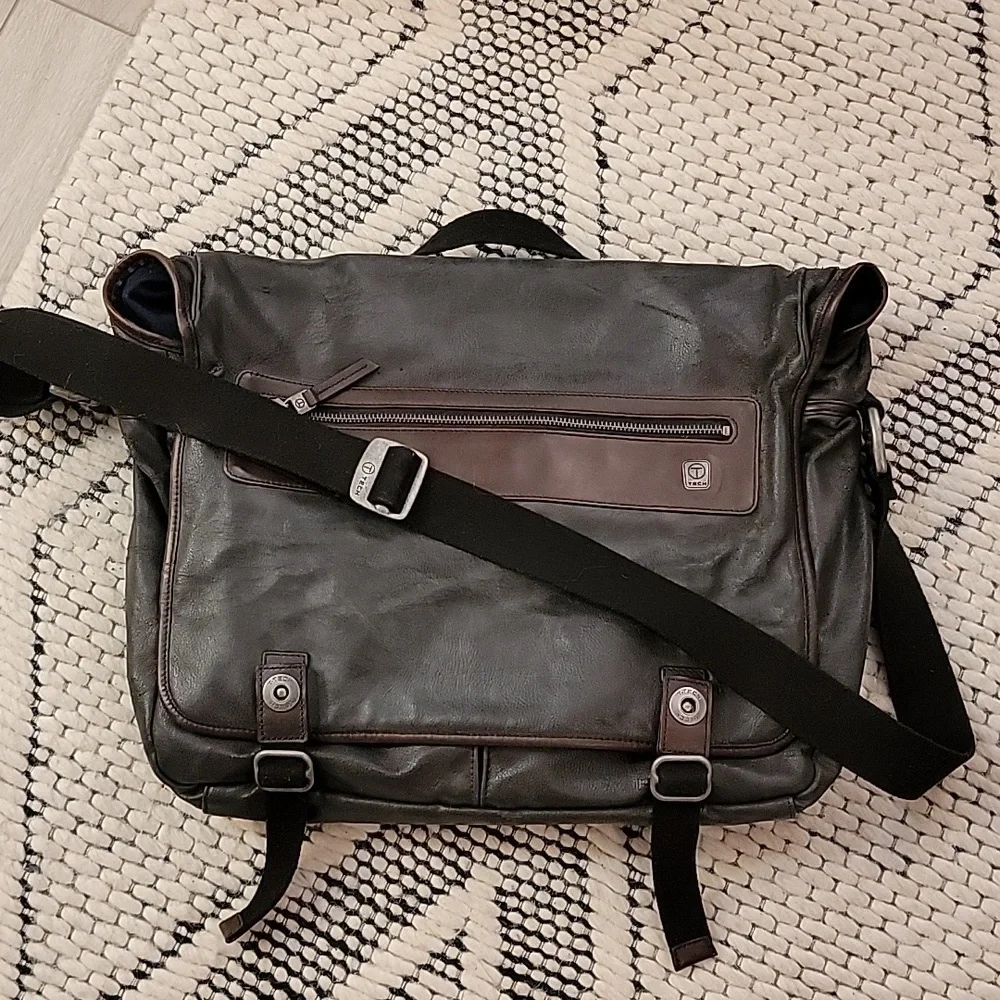 Tumi Messenger
